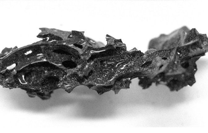 Ein Fragment des organischen Glases, das im Inneren des Schädels eines Verstorbenen in Herculaneum gefunden wurde.<span class='image-autor'>Foto: Pier Paolo Petrone/dpa</span>