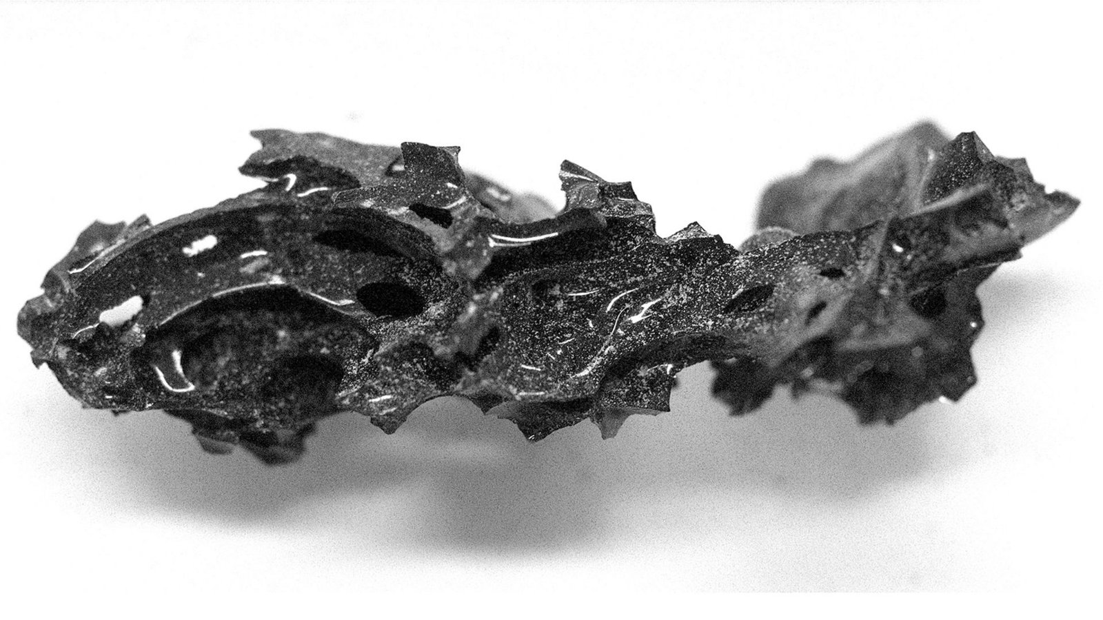 Ein Fragment des organischen Glases, das im Inneren des Schädels eines Verstorbenen in Herculaneum gefunden wurde.Foto: Pier Paolo Petrone/dpa Ein Fragment des organischen Glases, das im Inneren des Schädels eines Verstorbenen in Herculaneum gefunden wurde.Foto: Pier Paolo Petrone/dpa
