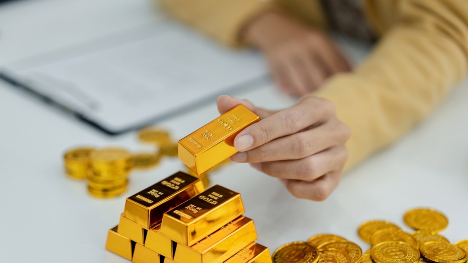 Gold kann zum Beispiel als Barren oder Münzen gekauft werden.Foto: Katawaredokii / shutterstock.com Gold kann zum Beispiel als Barren oder Münzen gekauft werden.Foto: Katawaredokii / shutterstock.com