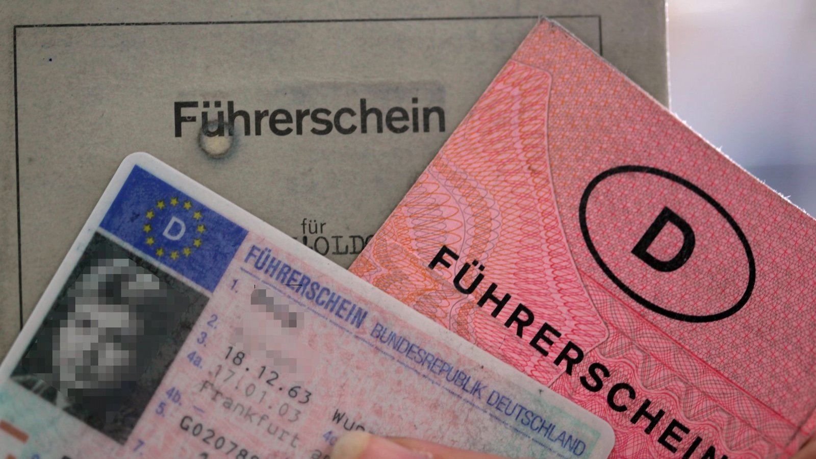 Damit die Führerscheine in der EU einheitlich und fälschungssicher werden, müssen alte Führerscheine in das europäische Scheckkartenformat umgetauscht werden. Die Fristen und Modalitäten im Überblick.Foto: dpa Damit die Führerscheine in der EU einheitlich und fälschungssicher werden, müssen alte Führerscheine in das europäische Scheckkartenformat umgetauscht werden. Die Fristen und Modalitäten im Überblick.Foto: dpa