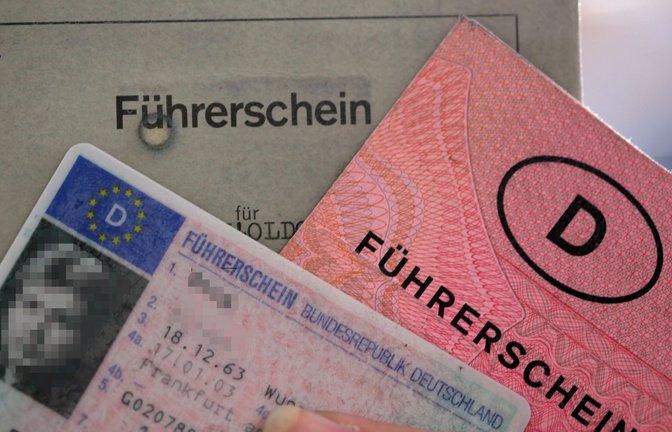 Damit die Führerscheine in der EU einheitlich und fälschungssicher werden, müssen alte Führerscheine in das europäische Scheckkartenformat umgetauscht werden. Die Fristen und Modalitäten im Überblick.<span class='image-autor'>Foto: dpa</span>