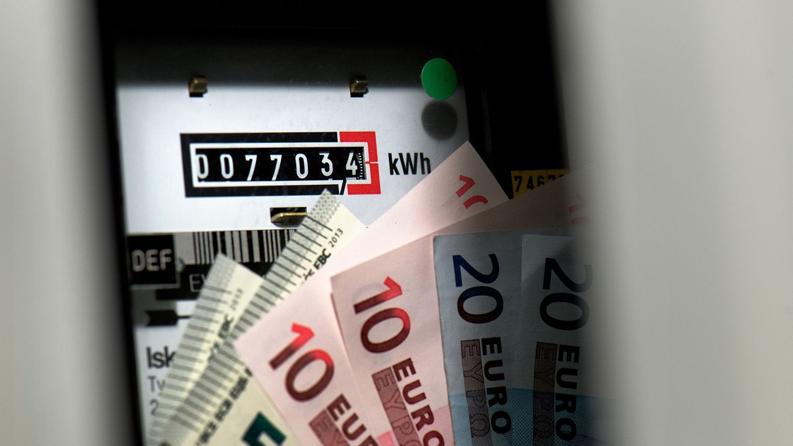 Eine aktuelle Analyse zeigt: Deutsche Haushalte zahlen vergleichsweise viel für Strom.Foto: picture alliance / dpa/Arno Burgi