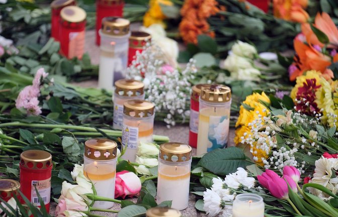 Nach der Amokfahrt mit zwei Toten: Passanten haben Blumen im Stadtzentrum von Leipzig niedergelegt.<span class='image-autor'>Foto: epd/Rico Thumser</span>