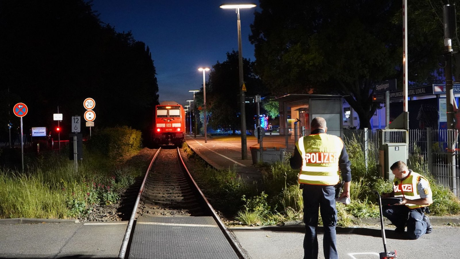 Polizeibeamte ermitteln an der Unglücksstelle. Ein vierjähriges Kind hat einen Bahnübergang am Bodensee mit seinem Laufrad überquert und ist dabei von einem Zug erfasst und tödlich verletzt worden.Foto: Reinert/swd-medien /dpa/Reinert Polizeibeamte ermitteln an der Unglücksstelle. Ein vierjähriges Kind hat einen Bahnübergang am Bodensee mit seinem Laufrad überquert und ist dabei von einem Zug erfasst und tödlich verletzt worden.Foto: Reinert/swd-medien /dpa/Reinert