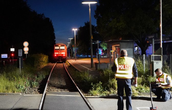 Polizeibeamte ermitteln an der Unglücksstelle. Ein vierjähriges Kind hat einen Bahnübergang am Bodensee mit seinem Laufrad überquert und ist dabei von einem Zug erfasst und tödlich verletzt worden.<span class='image-autor'>Foto: Reinert/swd-medien /dpa/Reinert</span>