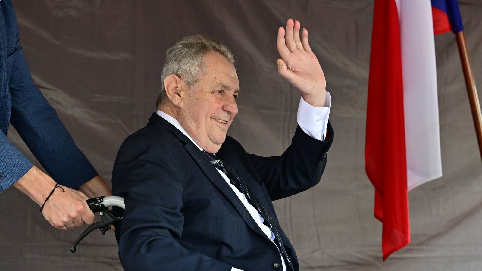 Miloš Zeman, ehemaliger Staatspräsident von Tschechien, wurde bei der Demo gegen den Sudetendeutschen Tag im Rollstuhl auf das Podium geschoben.Foto: Šálek Václav/CTK/dpa Miloš Zeman, ehemaliger Staatspräsident von Tschechien, wurde bei der Demo gegen den Sudetendeutschen Tag im Rollstuhl auf das Podium geschoben.Foto: Šálek Václav/CTK/dpa