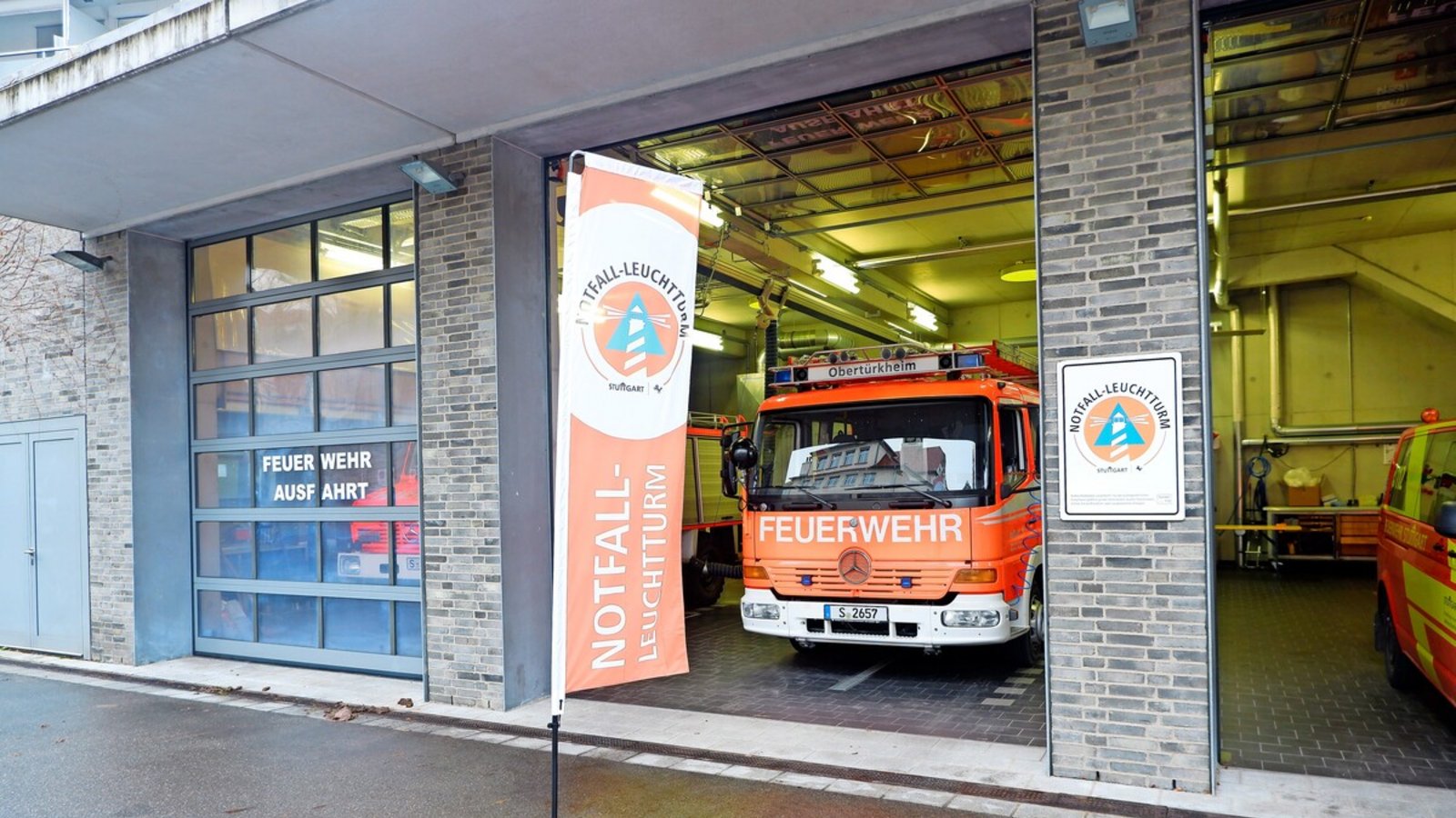 Unter anderem am Feuerwehrhaus in Obertürkheim hat die Stadt einen sogenannten Notfall-Leuchtturm eingerichtet.Foto: Feuerwehr Stuttgart Unter anderem am Feuerwehrhaus in Obertürkheim hat die Stadt einen sogenannten Notfall-Leuchtturm eingerichtet.Foto: Feuerwehr Stuttgart