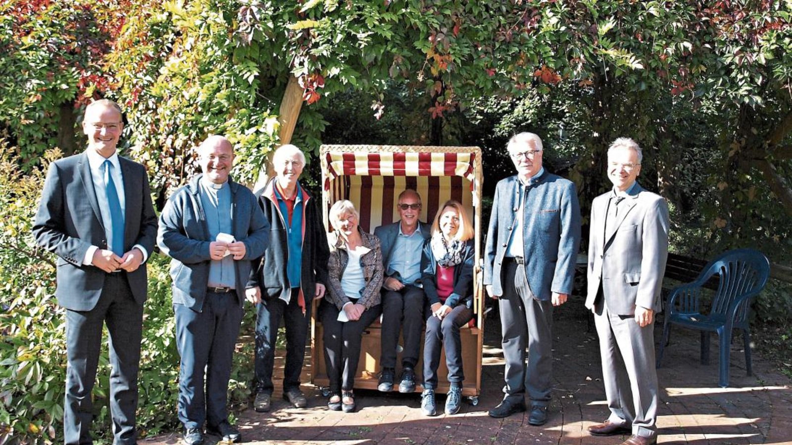 Mit einer Stiftung werden am Heim St. Franziskus Strandkörbe zum Entspannen angeschafft. Gunter Krichbaum, Dekan Claus Schmidt, Erika Langner, Monika Malkowski, Ehepaar Thiel, Wolfgang Schreiber und Markus Schellinger (von links) testeten schon mal so eine Sitzmöglichkeit. Foto: Filitz Mit einer Stiftung werden am Heim St. Franziskus Strandkörbe zum Entspannen angeschafft. Gunter Krichbaum, Dekan Claus Schmidt, Erika Langner, Monika Malkowski, Ehepaar Thiel, Wolfgang Schreiber und Markus Schellinger (von links) testeten schon mal so eine Sitzmöglichkeit. Foto: Filitz
