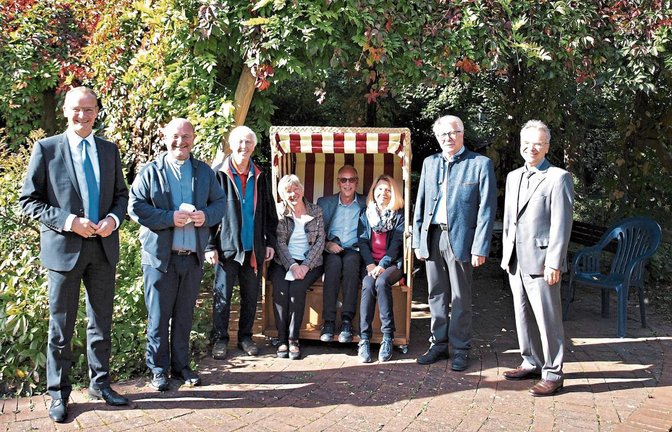 Mit einer Stiftung werden am Heim St. Franziskus Strandkörbe zum Entspannen angeschafft. Gunter Krichbaum, Dekan Claus Schmidt, Erika Langner, Monika Malkowski, Ehepaar Thiel, Wolfgang Schreiber und Markus Schellinger (von links) testeten schon mal so eine Sitzmöglichkeit.  Foto: Filitz