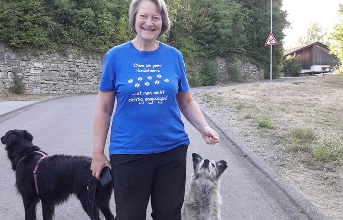 „Ohne ein paar Hundehaare ist man nicht richtig angezogen“, lautet Frauchens Botschaft auf dem T-Shirt. Gesehen in Aurich.  <span class='image-autor'>Foto: Rücker</span>