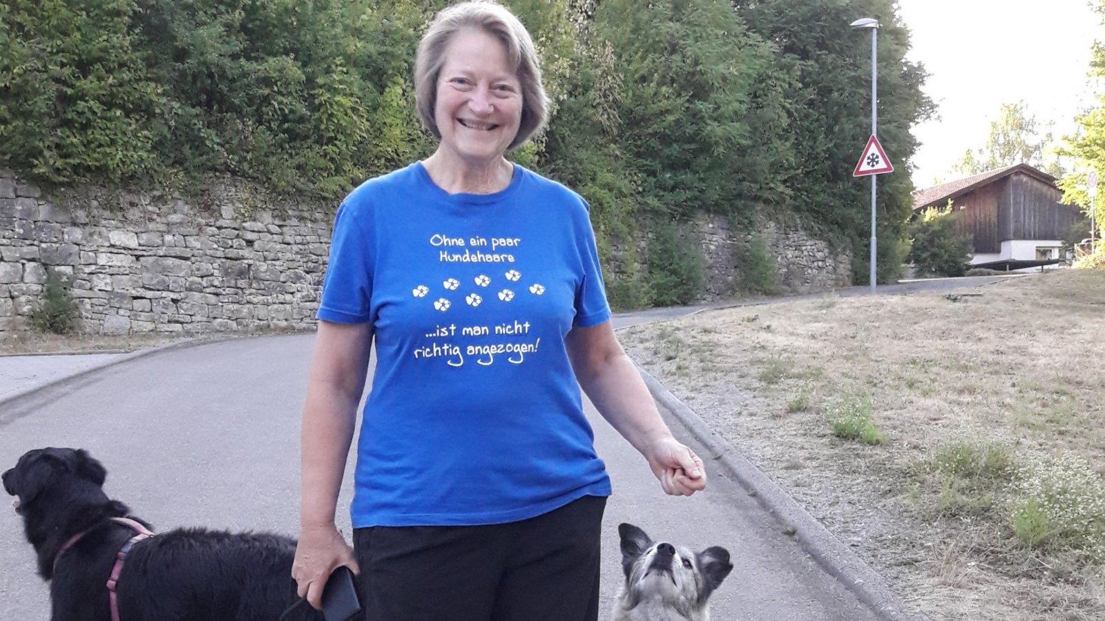 „Ohne ein paar Hundehaare ist man nicht richtig angezogen“, lautet Frauchens Botschaft auf dem T-Shirt. Gesehen in Aurich.  Foto: Rücker