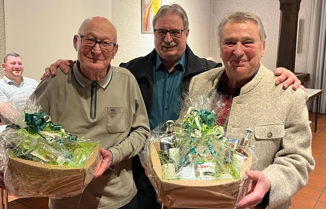 Obst- und Gartenbauverein Aurich Bildmitte Vorsitzender Siegfried Holz, die Ehrenmitglieder Hanns Sautter ( links ) und Otto Beil  ( rechts ).  Foto: p