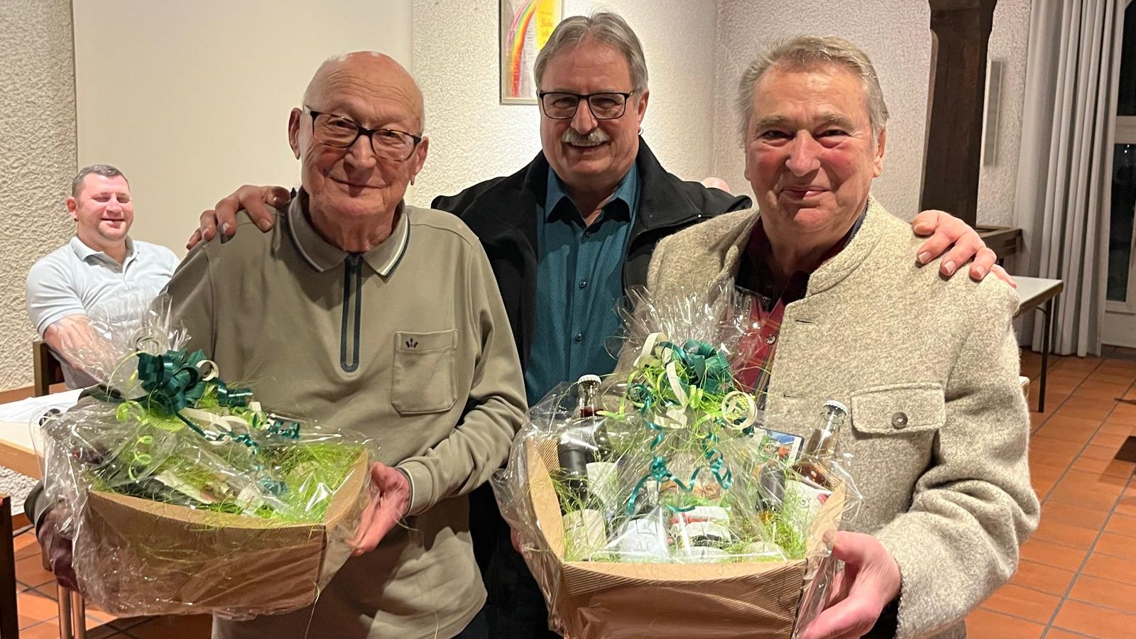 Obst- und Gartenbauverein Aurich Bildmitte Vorsitzender Siegfried Holz, die Ehrenmitglieder Hanns Sautter ( links ) und Otto Beil  ( rechts ).  Foto: p