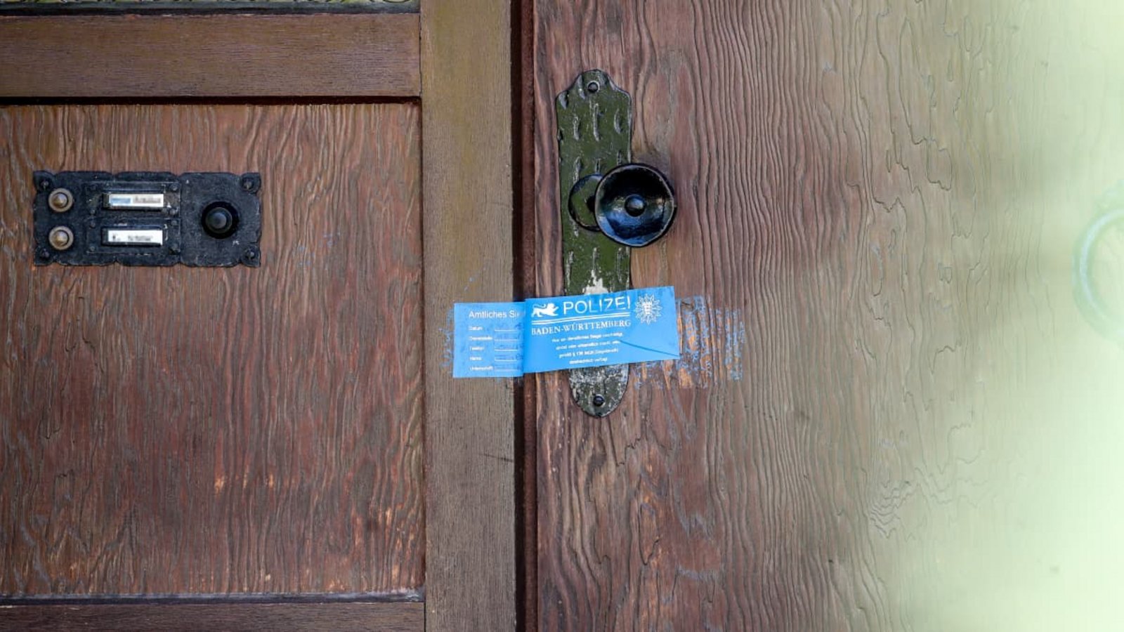 Die Polizei hat den mutmaßlichen Tatort in Niedereschach versiegelt – die Ermittler waren auch vor wenigen Tagen erst wieder in dem unscheinbaren Wohnhaus, in dem die Leiche des 88-Jährigen gefunden wurde.Marc Eich Die Polizei hat den mutmaßlichen Tatort in Niedereschach versiegelt – die Ermittler waren auch vor wenigen Tagen erst wieder in dem unscheinbaren Wohnhaus, in dem die Leiche des 88-Jährigen gefunden wurde.Marc Eich