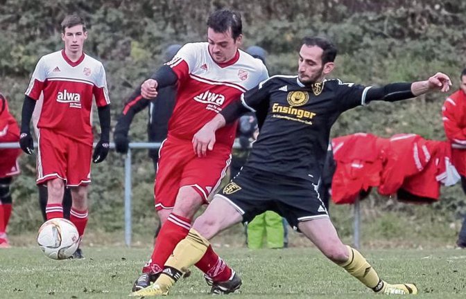 Stefan Hellwig (Mitte) kämpft mit Ensingens Hüseyin Yilmaz um den Ball. Am Ende hat Hellwigs SGM Hohenhaslach/Freudental mit 4:3 die Nase vorn. Foto: Simecek