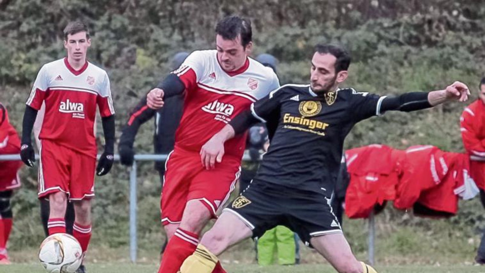 Stefan Hellwig (Mitte) kämpft mit Ensingens Hüseyin Yilmaz um den Ball. Am Ende hat Hellwigs SGM Hohenhaslach/Freudental mit 4:3 die Nase vorn. Foto: Simecek