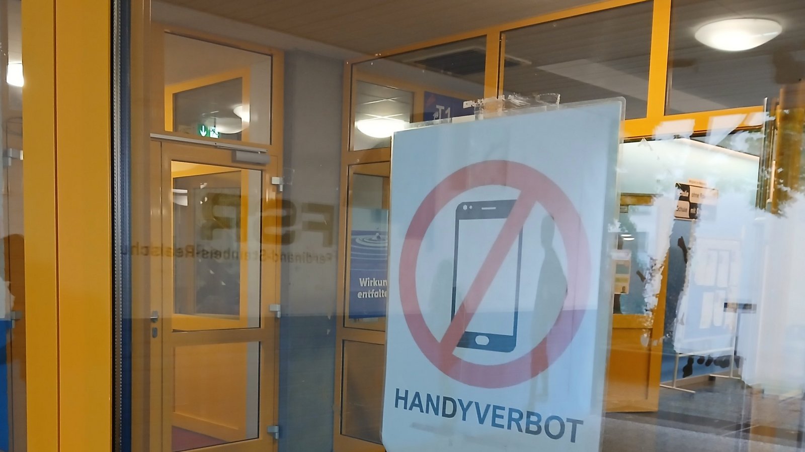 An der Vaihinger Ferdinand-Steinbeis-Realschule gibt es klare Regeln zum Umgang mit Smartphones. Die Schüler und Schülerinnen halten sich aber nicht immer daran.  Foto: Müller