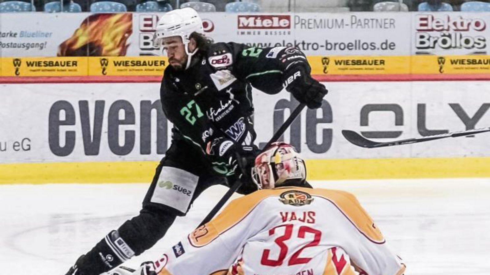 Überragender Rückhalt: Hier klärt Kaufbeurens Goalie Stefan Vajs gegen Bietigheims Justin Kelly (hinten). Foto: Simecek