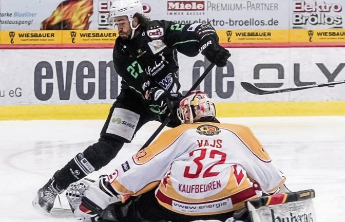 Überragender Rückhalt: Hier klärt Kaufbeurens Goalie Stefan Vajs gegen Bietigheims Justin Kelly (hinten). Foto: Simecek