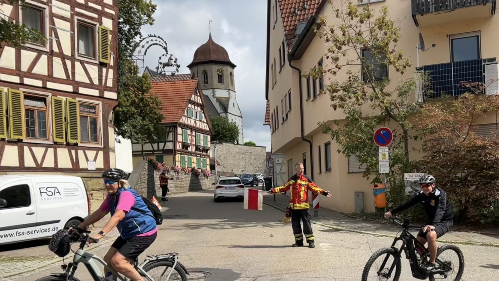 Sicherheit ist wichtig: Tobias Grieble regelt den Verkehr an der Hauptstraße.