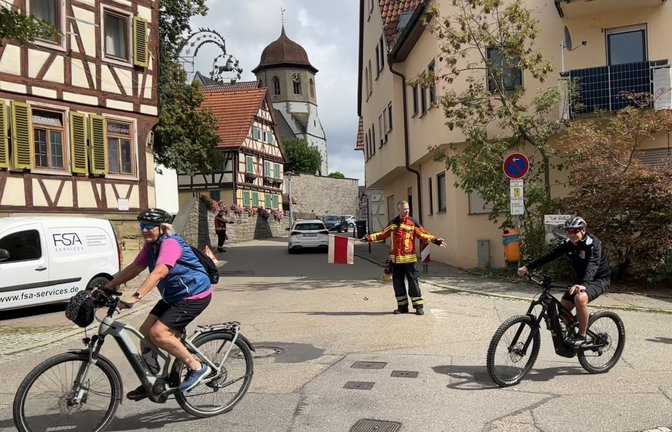 Sicherheit ist wichtig: Tobias Grieble regelt den Verkehr an der Hauptstraße.