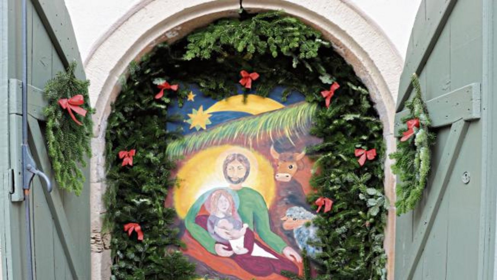 Im Adventsfenster am Oberriexinger Rathaus liegt das Christkind eindeutig bereits in der Krippe. Foto: Gergen Im Adventsfenster am Oberriexinger Rathaus liegt das Christkind eindeutig bereits in der Krippe. Foto: Gergen