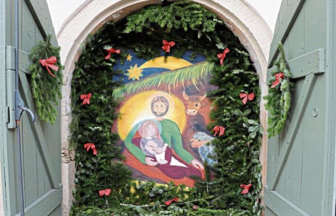 Im Adventsfenster am Oberriexinger Rathaus liegt das Christkind eindeutig bereits in der Krippe. Foto: Gergen