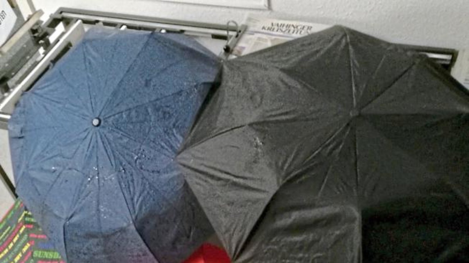 Die Ansammlung von Regenschirmen im VKZ-Flur verkündet es überdeutlich: Der Herbst hat begonnen.  Foto: Romanowski