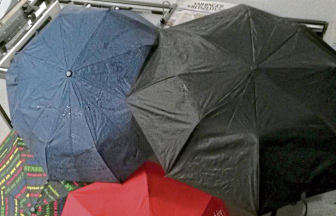 Die Ansammlung von Regenschirmen im VKZ-Flur verkündet es überdeutlich: Der Herbst hat begonnen.  Foto: Romanowski