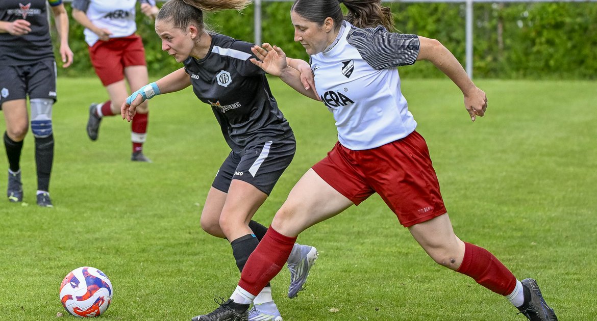 SV Horrheim (weißerTrikot) - VFB Obertürkheim, 17.05.2026,   Fußball, Frauen, Regionenliag 2, Enz-Murr, Saison 2025 / 2026,  Marina Köhler (SV Horrheim, #15) vsr Sabrina Domberg (VfB Obertürkheim, #11) 