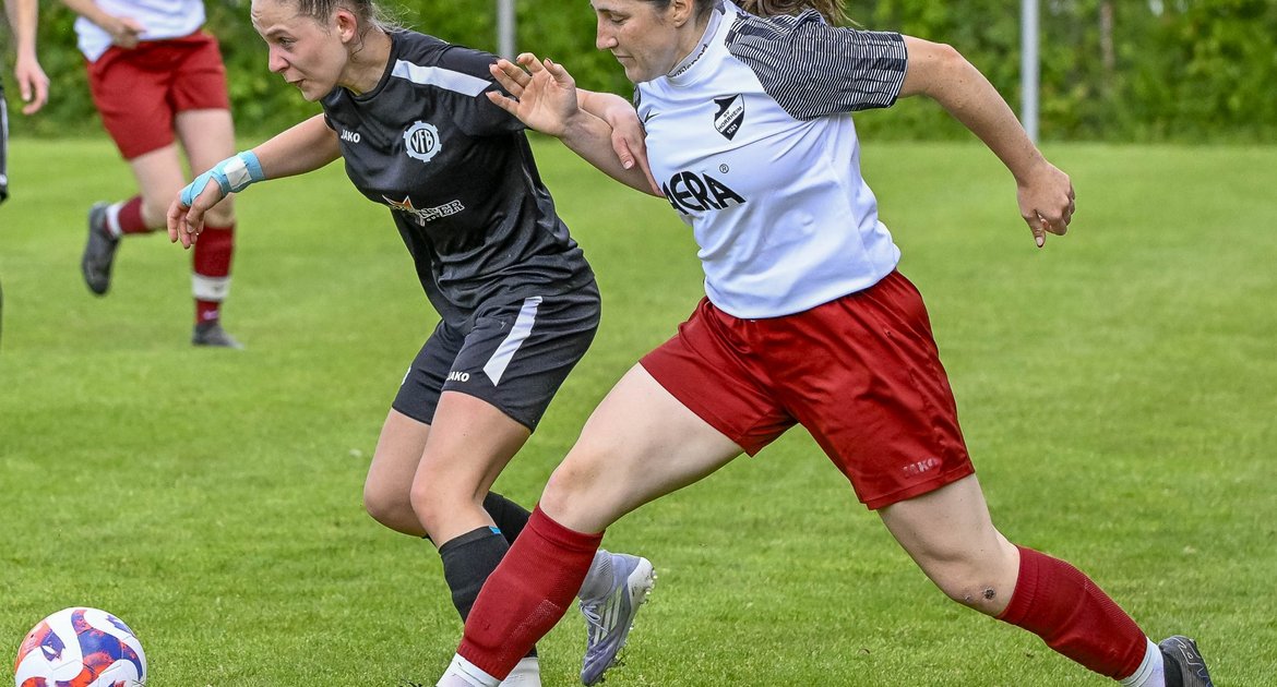 SV Horrheim (weißerTrikot) - VFB Obertürkheim, 17.05.2026,   Fußball, Frauen, Regionenliag 2, Enz-Murr, Saison 2025 / 2026,  Marina Köhler (SV Horrheim, #15) vsr Sabrina Domberg (VfB Obertürkheim, #11) 