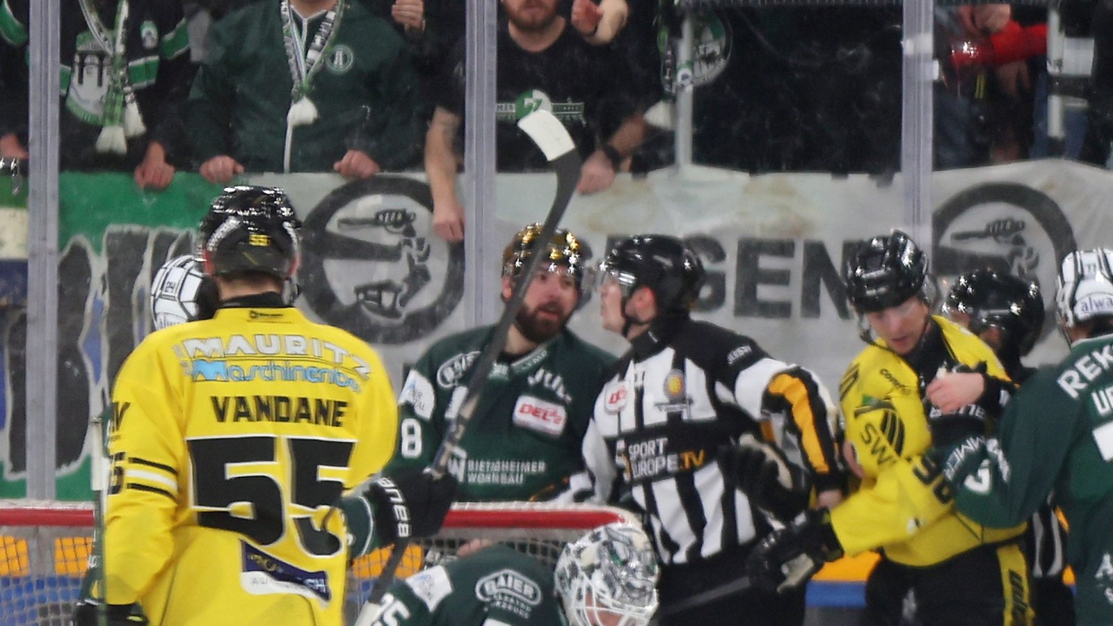 Die Akteure der Bietigheim Steelers (grüne Trikots) und der Krefeld Pinguine schenken sich nichts. Der Schiedsrichter hat alle Hände voll zu tun. Foto: Baumann