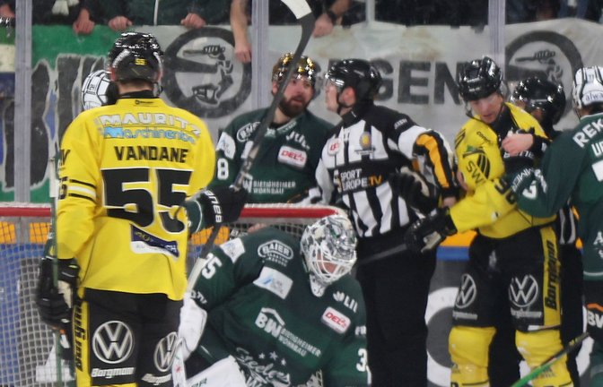 Die Akteure der Bietigheim Steelers (grüne Trikots) und der Krefeld Pinguine schenken sich nichts. Der Schiedsrichter hat alle Hände voll zu tun. <span class='image-autor'>Foto: Baumann</span>
