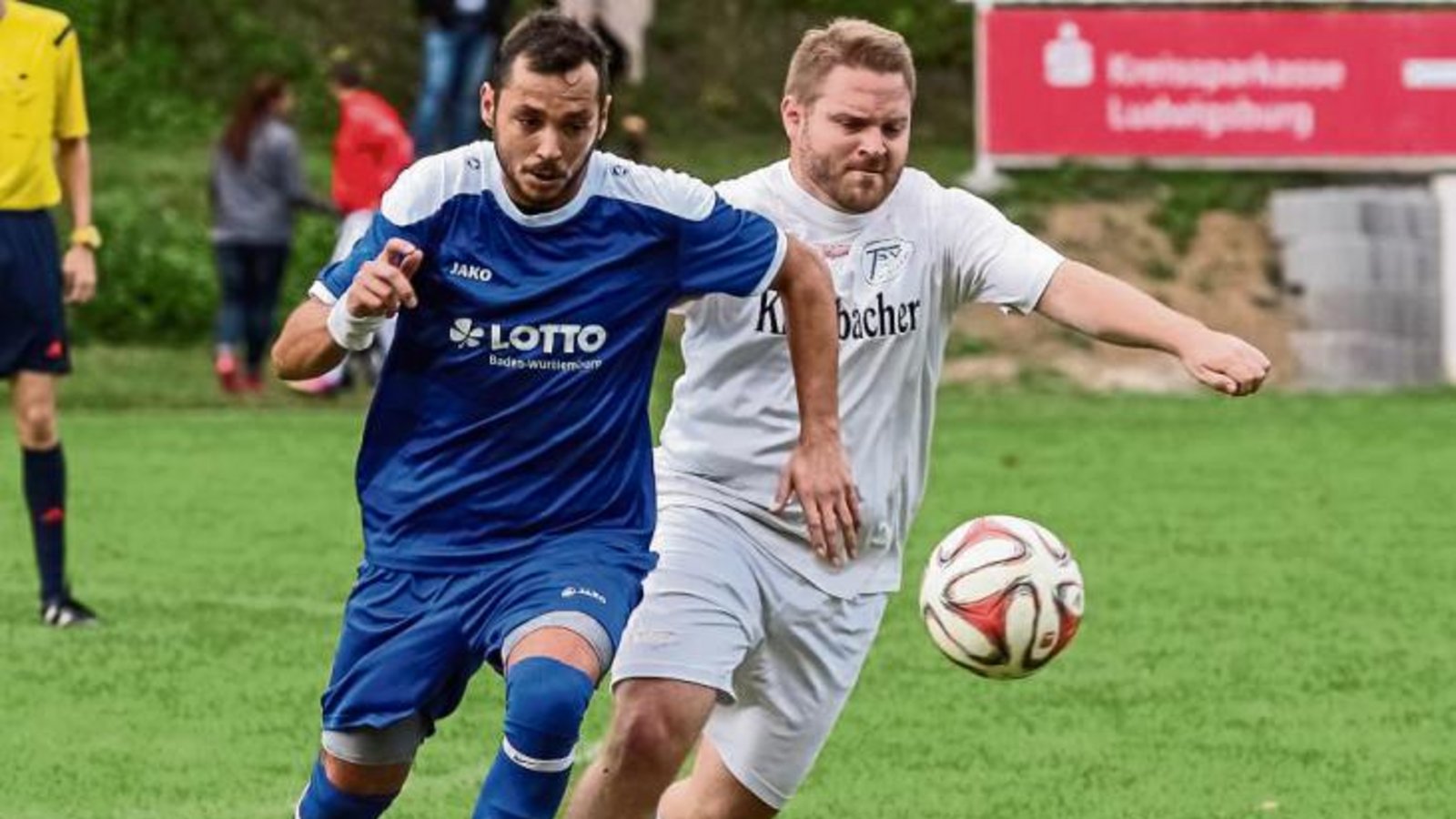 Sven Adamovic (links) und seine Teamkameraden des VfB Vaihingen sind Spieler, „die fußballerisch stark sind, aber oft überteiben“, bemängelt VfB-Trainer Goran Musura. Foto: Simecek Sven Adamovic (links) und seine Teamkameraden des VfB Vaihingen sind Spieler, „die fußballerisch stark sind, aber oft überteiben“, bemängelt VfB-Trainer Goran Musura. Foto: Simecek