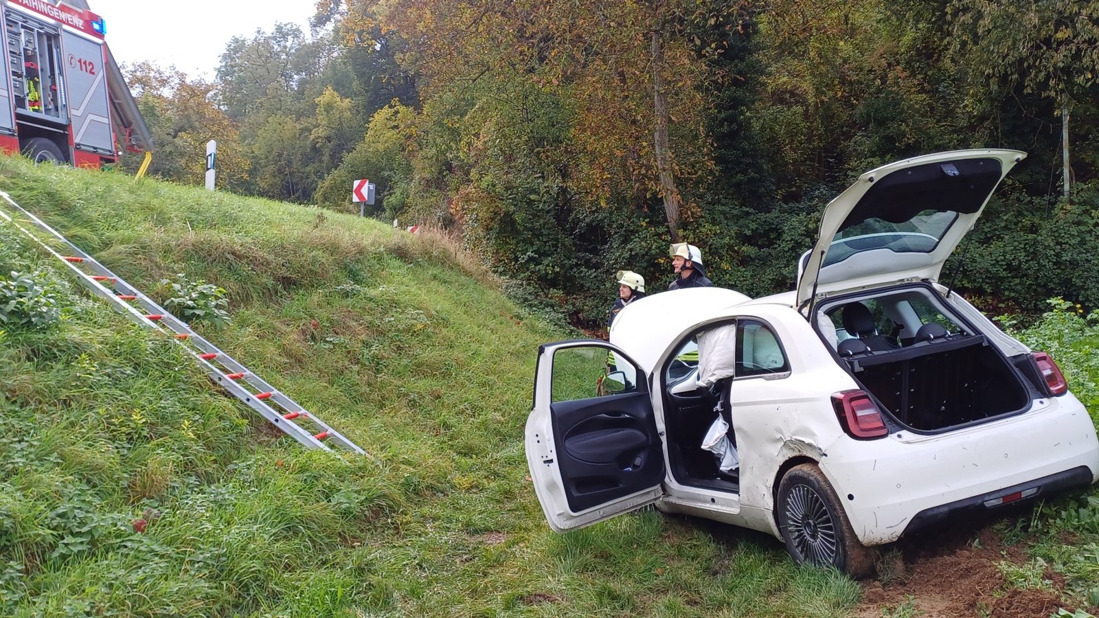 Glimpflicher Ausgang: Beim Unfall am Montag bleiben alle Beteiligten unverletzt. Foto: Rücker Glimpflicher Ausgang: Beim Unfall am Montag bleiben alle Beteiligten unverletzt. Foto: Rücker