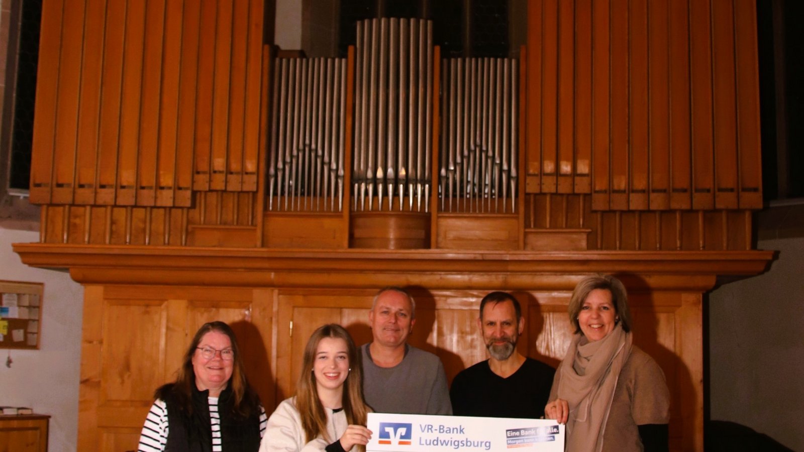 Das Benefiz-Konzert von Besser live in Nussdorf bringt einen Reinerlös von mehr als 2000 Euro. Da freut man sich vor der Kirchenorgel über die Unterstützung. Von links: Kirchenpflegerin Renate Grauel, Musikerin Helena Hein-Talmon, Markus Rößle und Steffen Kazda von Besser, Petra Schurr, Vorsitzende des Kirchengemeinderates.  Foto: Arning