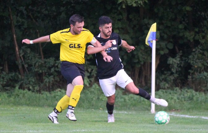 Hakan Atalay (rechts) hat sich beim TSV Nussdorf mittlerweile in die Stammelf gespielt. In dieser Szene kämpft er mit dem Rieter Kapitän Fabio Balsamo um den Ball. <span class='image-autor'>Foto: Dittrich</span>