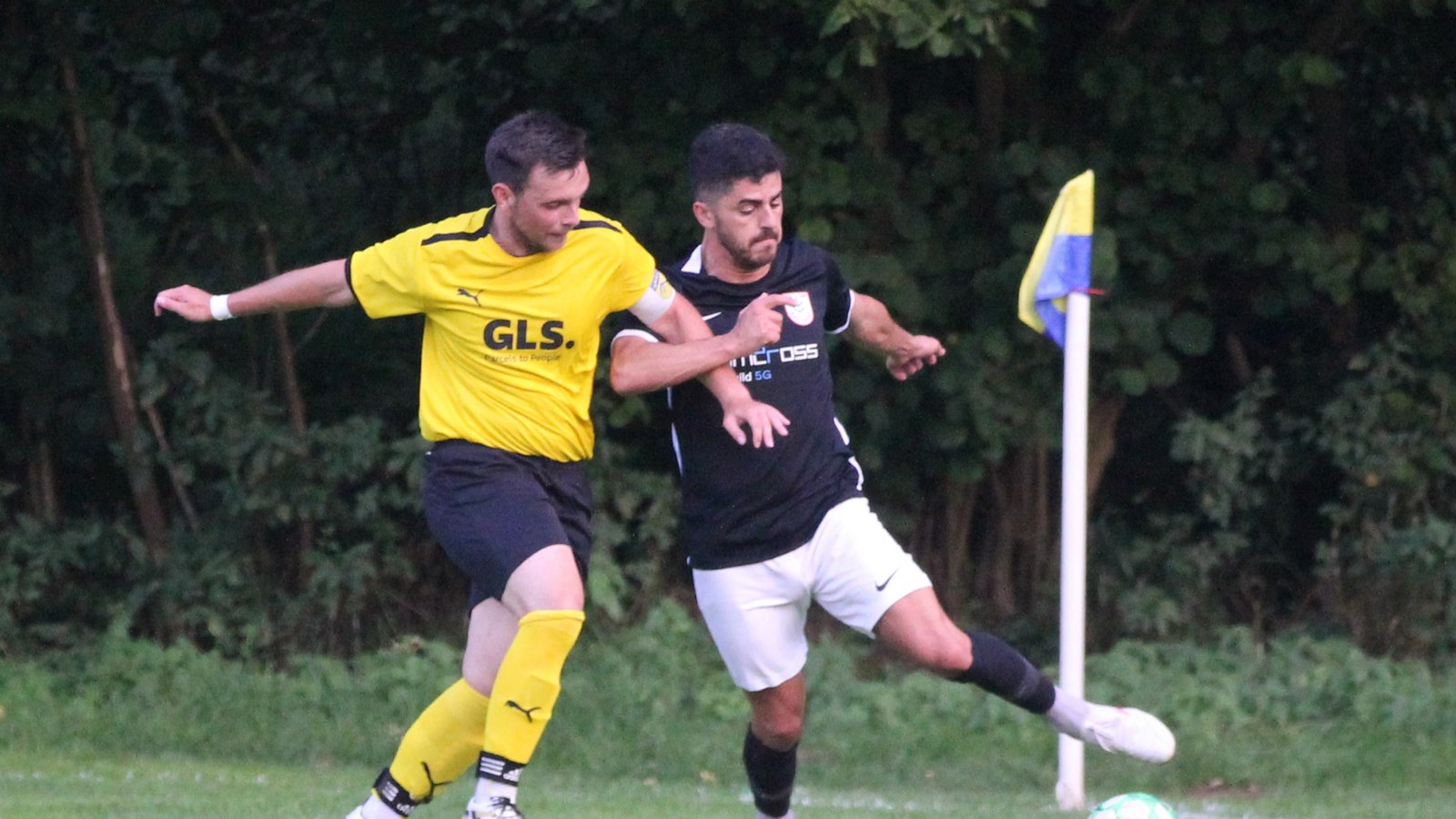Hakan Atalay (rechts) hat sich beim TSV Nussdorf mittlerweile in die Stammelf gespielt. In dieser Szene kämpft er mit dem Rieter Kapitän Fabio Balsamo um den Ball. Foto: Dittrich Hakan Atalay (rechts) hat sich beim TSV Nussdorf mittlerweile in die Stammelf gespielt. In dieser Szene kämpft er mit dem Rieter Kapitän Fabio Balsamo um den Ball. Foto: Dittrich