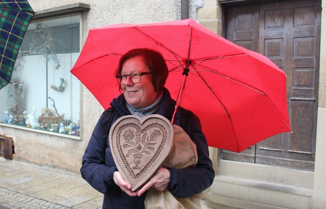 Andrea Majer und Eberhard Steinhilber haben für die Themenführung viele alte Gegenstände im Gepäck. Dort, wo früher eine Bäckerei in der Mühlstraße war, zeigen sie eine alte Backform. Die Bäcker benutzten sie einst, um daraus eine Art Springerle-Gebäck zu machen.  <span class='image-autor'>Fotos: Müller</span>