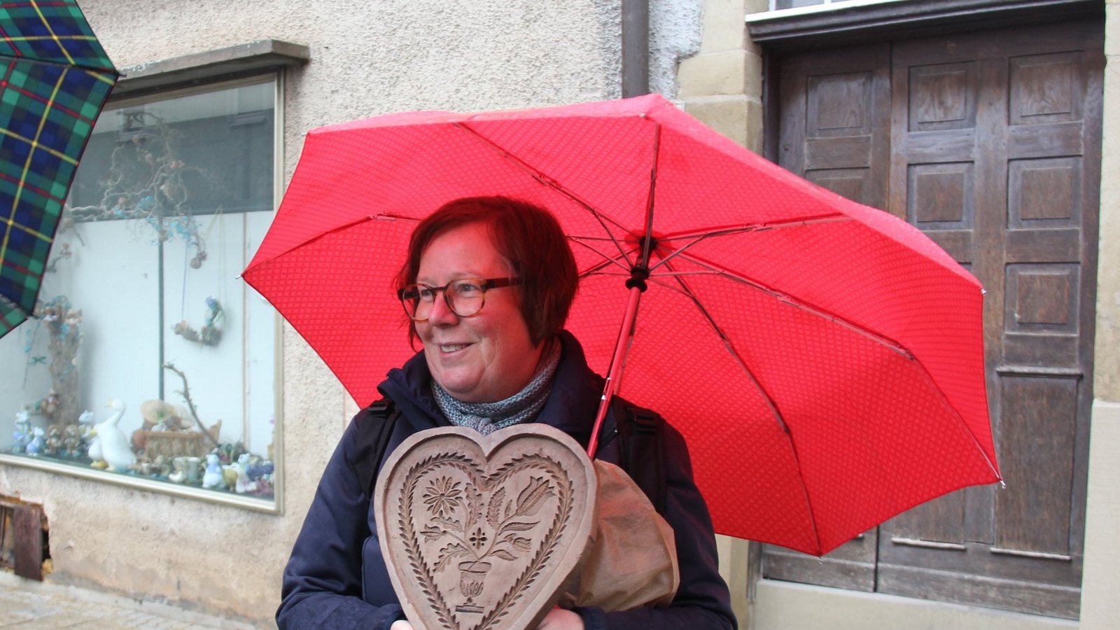Andrea Majer und Eberhard Steinhilber haben für die Themenführung viele alte Gegenstände im Gepäck. Dort, wo früher eine Bäckerei in der Mühlstraße war, zeigen sie eine alte Backform. Die Bäcker benutzten sie einst, um daraus eine Art Springerle-Gebäck zu machen. Fotos: Müller Andrea Majer und Eberhard Steinhilber haben für die Themenführung viele alte Gegenstände im Gepäck. Dort, wo früher eine Bäckerei in der Mühlstraße war, zeigen sie eine alte Backform. Die Bäcker benutzten sie einst, um daraus eine Art Springerle-Gebäck zu machen. Fotos: Müller