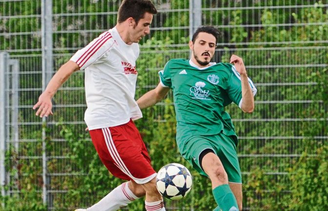 In letzer Sekunde klärt hier der Hochdorfer Luca Brugaletta (rechts) vor dem einschussbereiten Großglattbacher Jonathan Gayer. Foto: Leitner