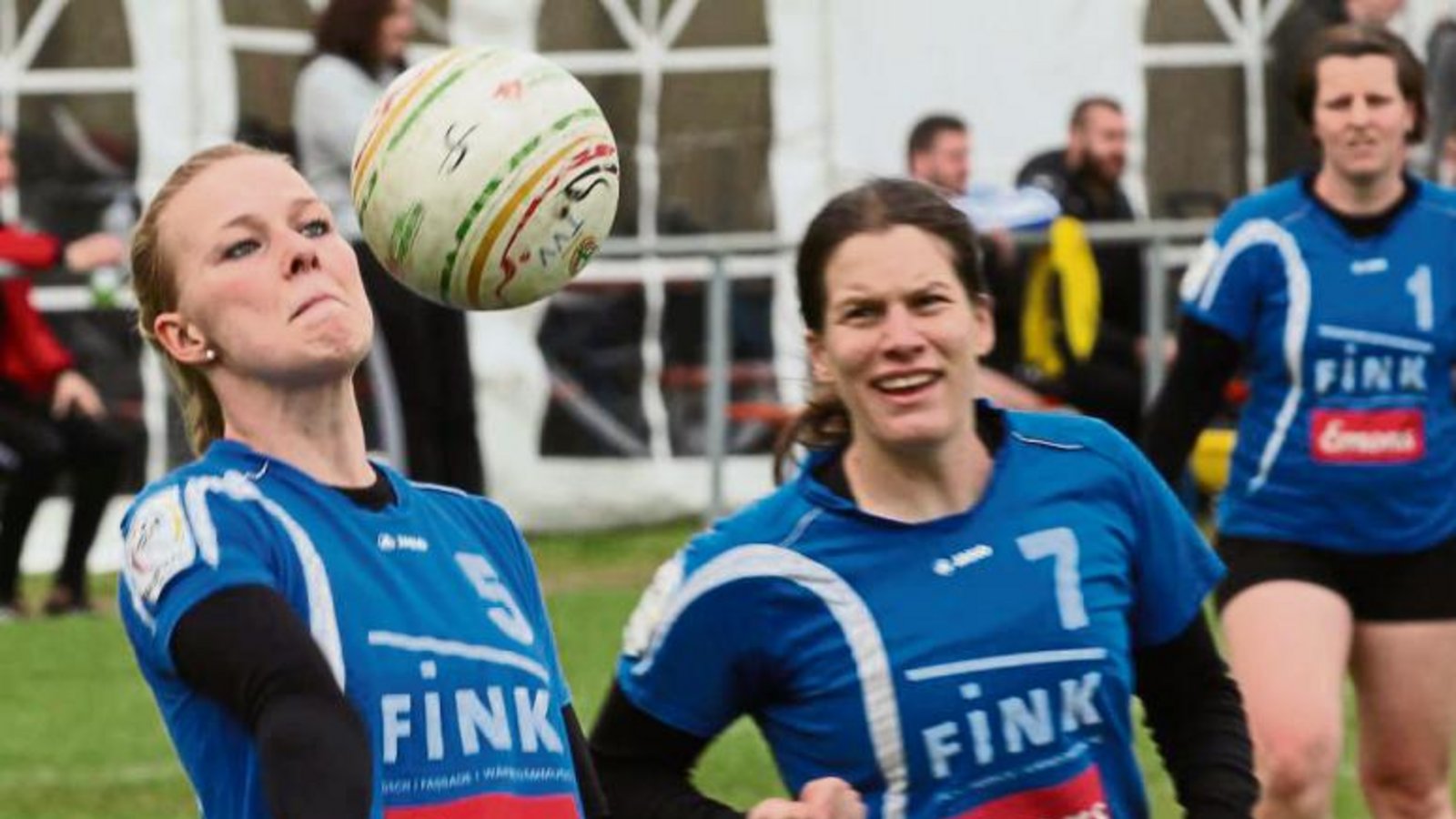 Natalie Lochmahr stellt für Eva Grözinger (von links). So soll das Erfolgsrezept aussehen, wenn Hauptangreiferin Marie-Therese Rothmaier aus dem Spiel genommen wird. Foto: Nachreiner