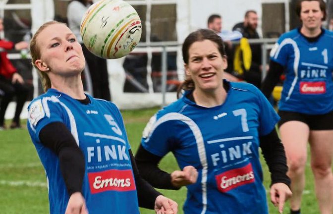 Natalie Lochmahr stellt für Eva Grözinger (von links). So soll das Erfolgsrezept aussehen, wenn Hauptangreiferin Marie-Therese Rothmaier aus dem Spiel genommen wird. Foto: Nachreiner