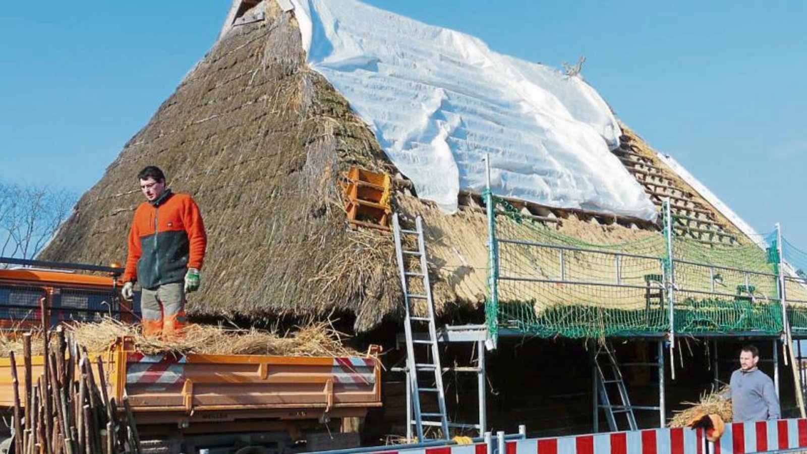 Das große Keltenhaus im Freibereich des Hochdorfer Keltenmuseums wird neu eingedeckt gedeckt. Foto: p Das große Keltenhaus im Freibereich des Hochdorfer Keltenmuseums wird neu eingedeckt gedeckt. Foto: p