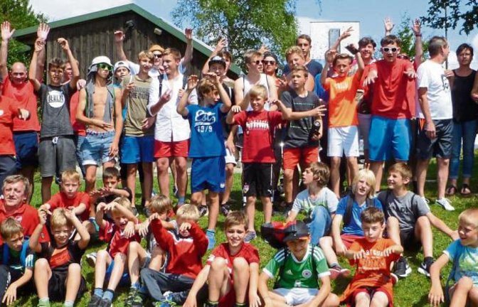 Haben sichtlich Spaß: Die Teilnehmer des Zeltlagers posieren fürs Erinnerungsbild. Foto: p