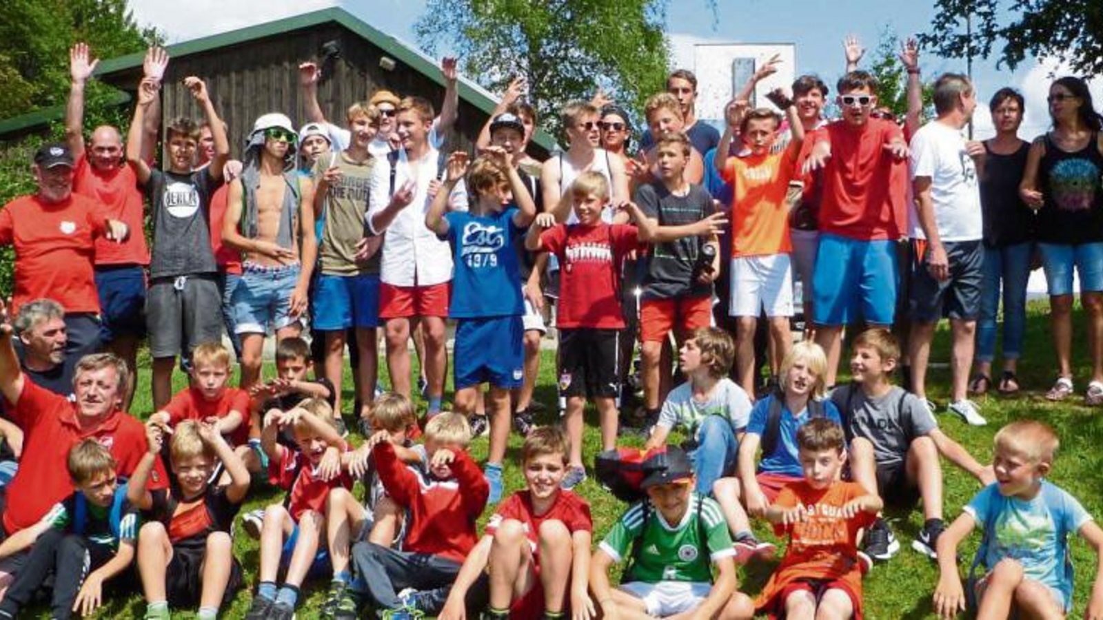 Haben sichtlich Spaß: Die Teilnehmer des Zeltlagers posieren fürs Erinnerungsbild. Foto: p Haben sichtlich Spaß: Die Teilnehmer des Zeltlagers posieren fürs Erinnerungsbild. Foto: p
