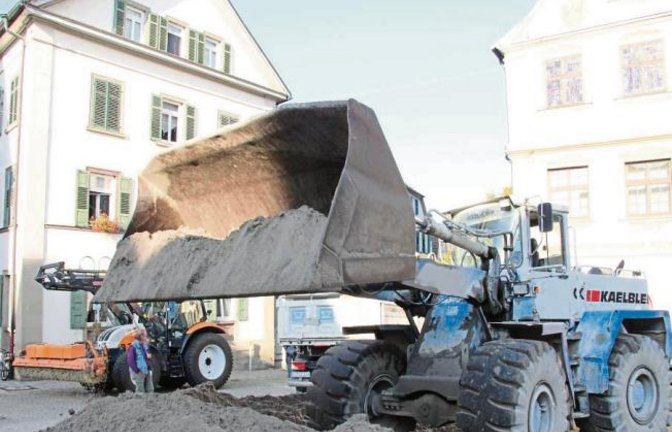 Großreinemachen auf dem Vaihinger Marktplatz: Das Strandleben macht Platz für das Straßenfest am kommenden Wochenende.  Foto: Banholzer