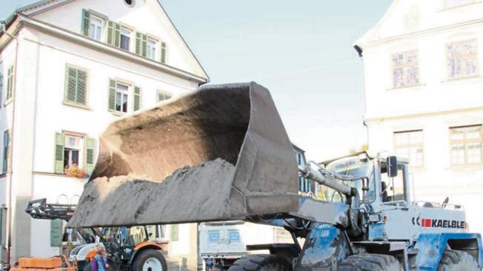 Großreinemachen auf dem Vaihinger Marktplatz: Das Strandleben macht Platz für das Straßenfest am kommenden Wochenende. Foto: Banholzer Großreinemachen auf dem Vaihinger Marktplatz: Das Strandleben macht Platz für das Straßenfest am kommenden Wochenende. Foto: Banholzer
