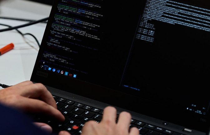 Arbeit an einem Laptop (zu dpa: «Cyberangriff auf Hochschulen: Noten und Stundenpläne offline»)<span class='image-autor'>Rolf Vennenbernd/dpa</span>