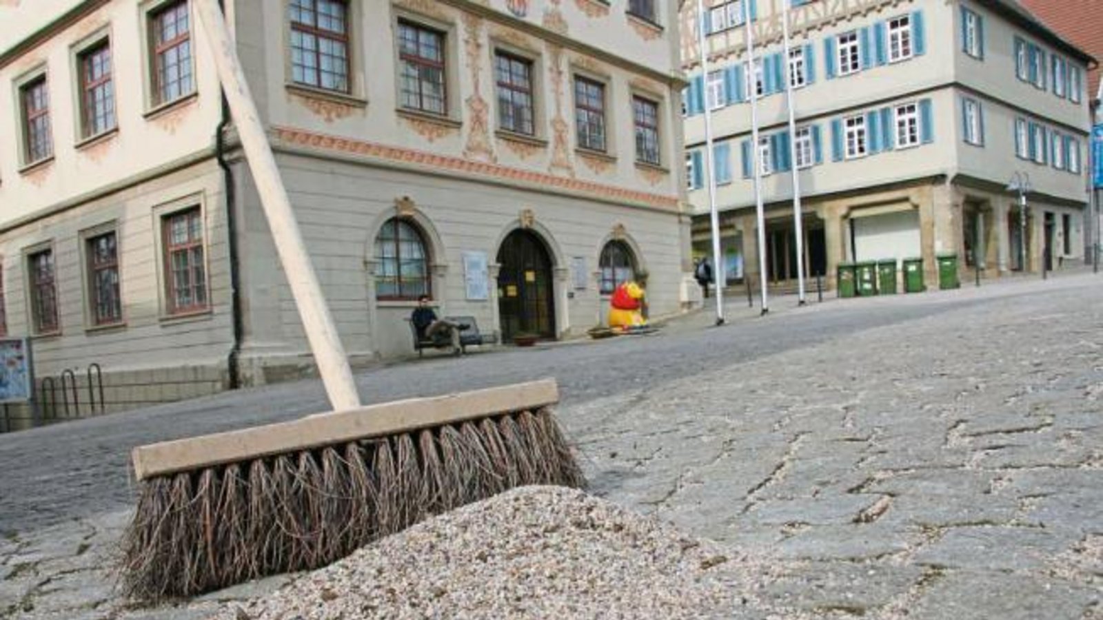 Neuer Natursand namens Moränesplitt soll die Fugen auf dem Vaihinger Marktplatz stopfen und zugleich das Regenwasser durchsickern lassen. Foto: Rücker Neuer Natursand namens Moränesplitt soll die Fugen auf dem Vaihinger Marktplatz stopfen und zugleich das Regenwasser durchsickern lassen. Foto: Rücker